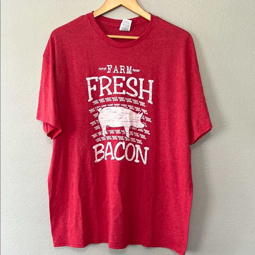 Vibrant Red Short Sleeve Tee with Graphic‎ Design